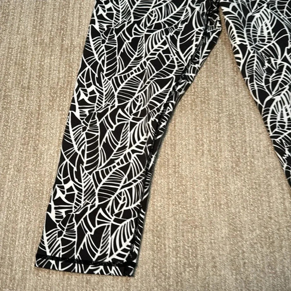 Lululemon Wunder Under Crop Full-On Luxtreme Roll Down Black High Waist Size 4 - Picture 5 of 11